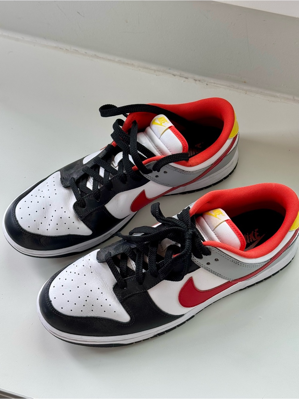 Nike Low-Top Sneakers in White/Black/Red